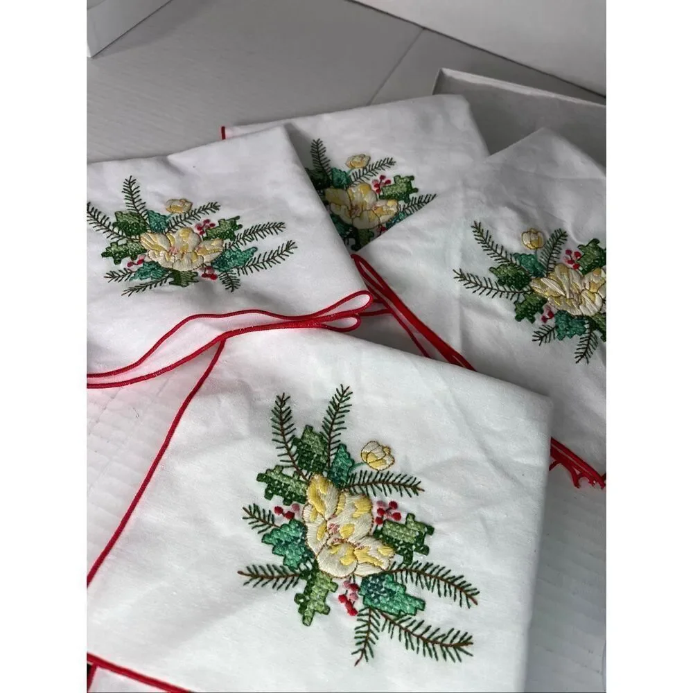 VTG Lot of 4 embroidered Christmas Holiday napkins